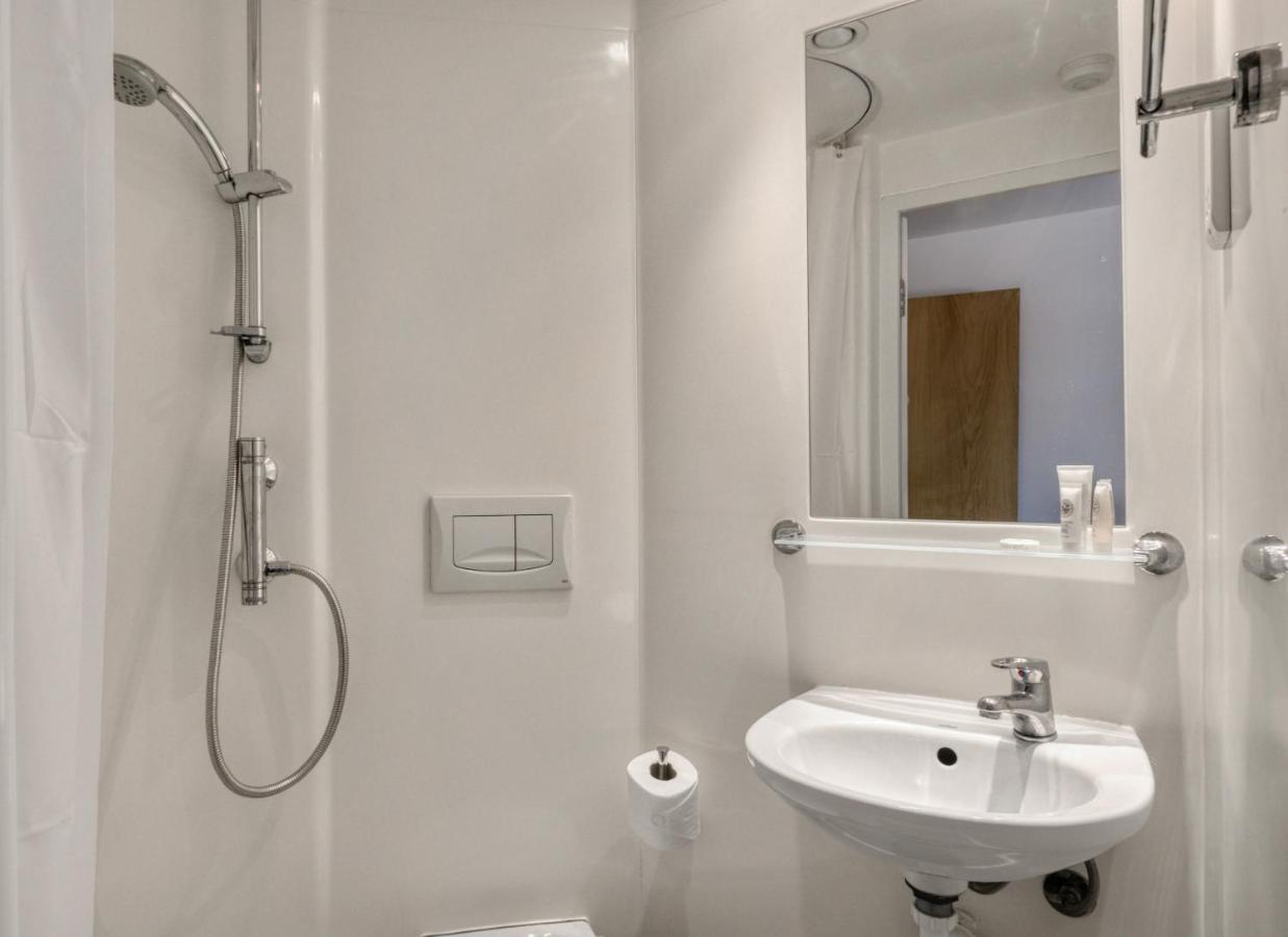 Bright & Central Room In Luton, Sleeps 2 Luton  Ngoại thất bức ảnh